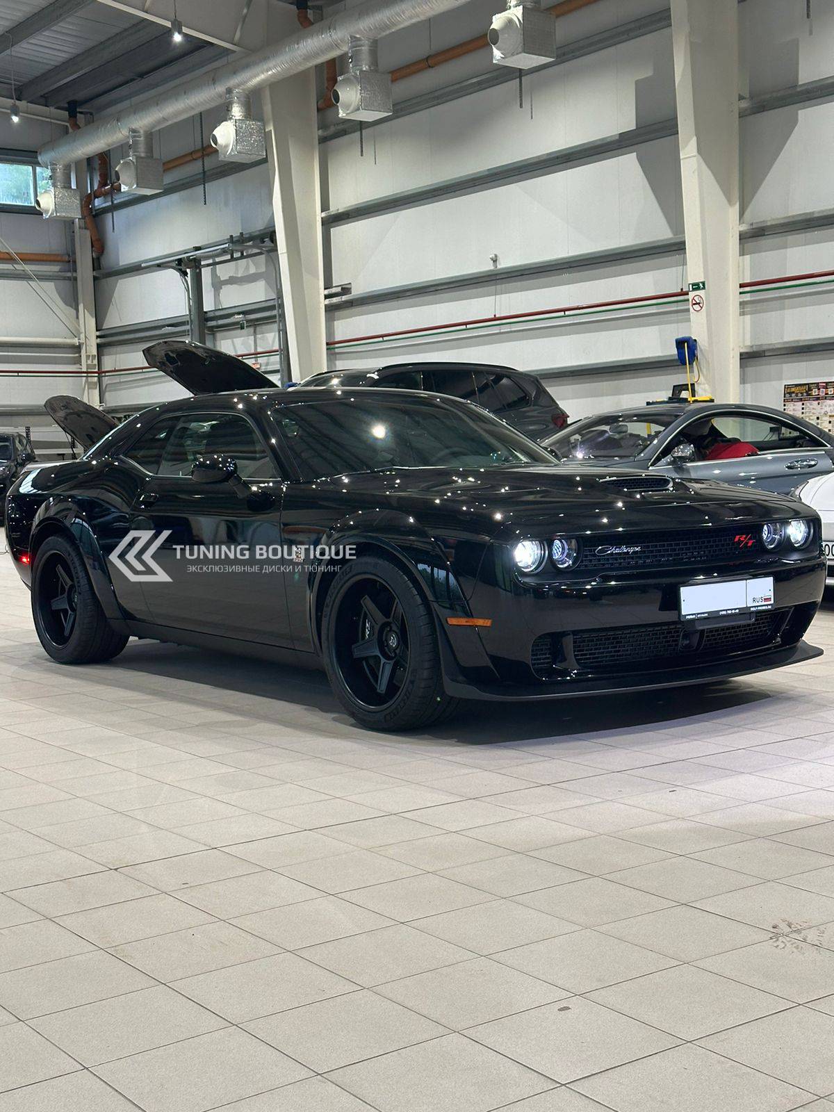 Dodge Challenger R/T Scat Pack V8 на 20" кованых дисках нашего производства фото 2